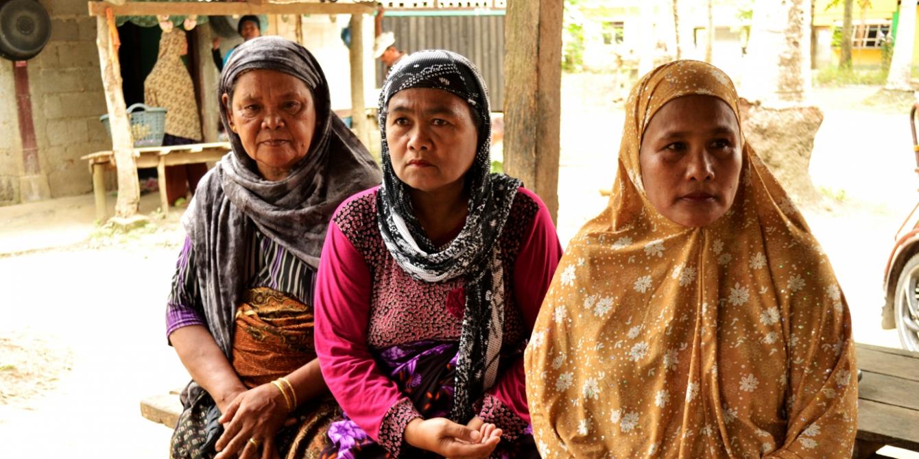 Babu Bidarya Adam (left), a grandmother from Brgy.Tukalipnao, Mamasapano in Mindanao still continues to hope for peace amid the armed conflict that drove her community away from home. (Photo: Rhea Pauline Catada) Babu Bidarya Adam (left), a grandmother from Brgy.Tukalipnao, Mamasapano in Mindanao still continues to hope for peace amid the armed conflict that drove her community away from home. (Photo: Rhea Pauline Catada)